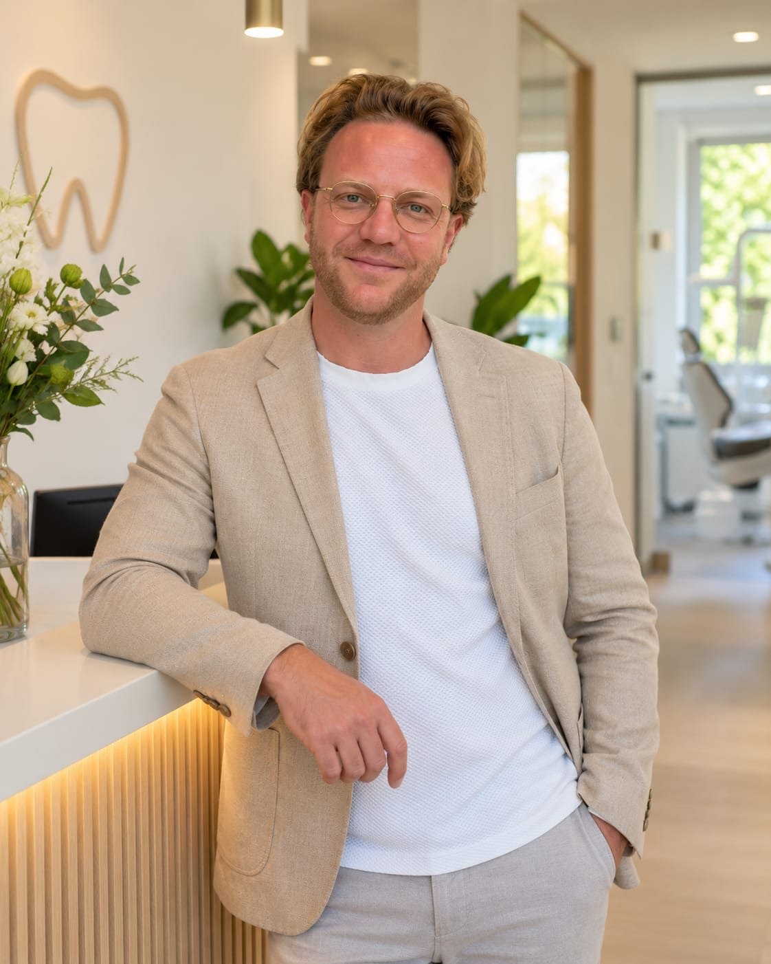 Recruiter Olivier Verwerda van Denta Staffing bij de receptie van een moderne tandartspraktijk